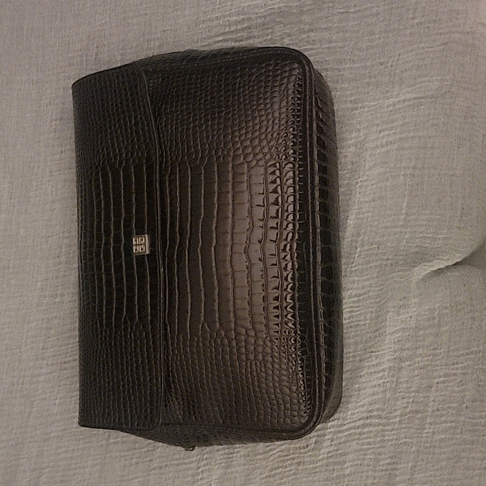 Givenchy Toiletry - Picture 3 of 16